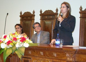 Andrea se emociona, obervada pelo presidente do CFP, Humberto Verona. A presidente do II Plenário, Hildicéia dos Santos Affonso, completa a mesa