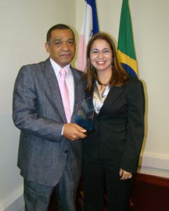 A nova presidente, Andrea dos Santos Nascimento, homenageou todos os conselheiros do II Plenário. Na foto, o psicólogo Carlos Santos recebe a placa 