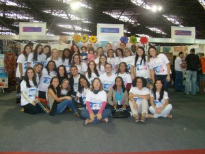 Psicólogas, psicólogos e estudantes reunidos no ponto de encontro do ES em Sampa