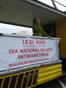Miriam canta durante o ato