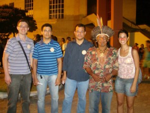Psicólogos e psicóloga com o cacique Werá Kwaray
