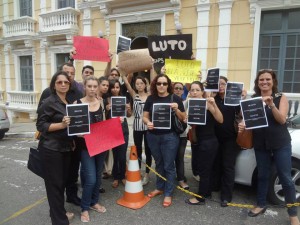 De luto na luta! Psicólogas(os) e manifestantes em defesa da luta antimanicomial protestam em frente ao Palácio Anchieta