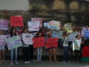 Ato contra a clínica em Cachoeiro
