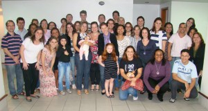 Profissionais posam para foto ao final dos trabalhos