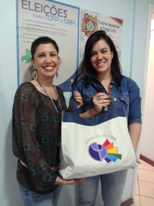 Gerente do CRP-16, à esq., entrega o kit