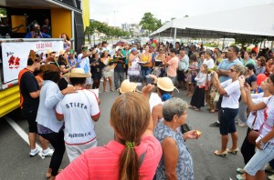 Interação. Usuários dos serviços e seus familiares com profissionais e estudantes homenagearam a data com música, danças e protesto  