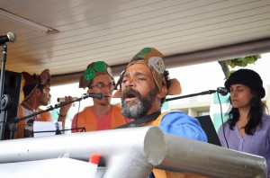 Além de artista plástico, Teófilo ajudou na cantoria  