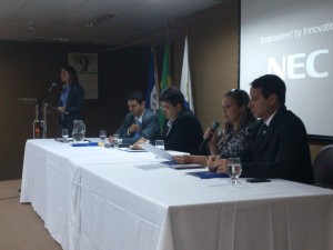 Presidente do CRP-16, Adriana Salezze, abre os trabalhos do encontro