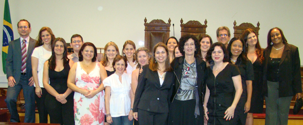 Fotografia da Posse do III Plenário com o então Presidente do Conselho Federal de Psicologia, Humberto Verona, e a Conselheira Roseli Goffman