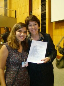 Psicóloga Carla entrega documento à relatora da CPMI