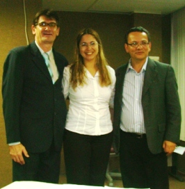 Presidente do CRP-16, Andréa, entre o ex-presidente do CMDH Luiz Dalvi (à esq.) e o secretário João Sana (à dir.)   