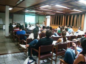 Delegadas(os), estudantes e observadoras(es) acompanham o início dos trabalhos