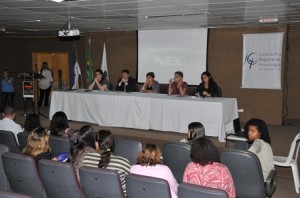 A promotora Luciana, o juiz Vladson, as psicólogas Márcia e Hebe, e a conselheira do CRP-16 Danielle, durante o debate