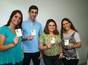 Gilsian e Suélen (de blusa cinza) satisfeitos com a entrega da CIP ao lado das também novas profissionais Ana Carla Xavier (de azul) e Cláudia Martins