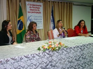 A presidente Andréa fala sobre o III Plenário. À esq. a ex-presidente Fabíola e a ex-vice-presidente Grayce. À dir. a presidente do Sindpsi-ES, Gliciane