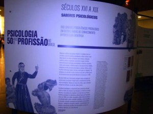 Painel exposto em um centro de compras da capital