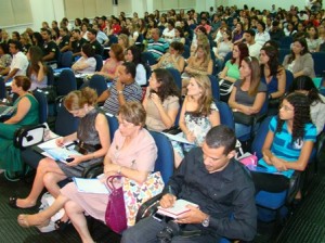 Profissionais e estudantes acompanham as falas dos palestrantes