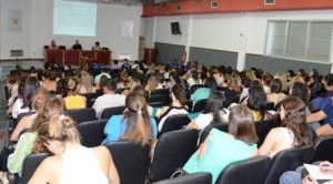 A segunda mesa do I Encontro Estadual de Assistentes Sociais e Psicólogos da Área Sociojurídica, realizada na tarde desta quinta-feira, 21, no auditório Manoel Vereza, na Ufes, em Vitória, teve como tema: “O significado da socioeducação e os desafios para o exercício profissional”. A assistente social do Sistema Socioeducativo do Distrito Federal Andréa Lagares e a psicóloga e coordenadora técnica do Conselho Regional de Psicologia da 16ª Região/ES, Ruth Batista, foram as palestrantes. Em sua fala, Ruth mostrou que não existe apenas um significativo de socioeducação. “Todos os envolvidos no processo da socioeducação têm um significado ou vários significados para dar. Por isso não posso achar que a socioeducação tenha um único significado. Ela tem um significado para o juiz, tem outros para os técnicos, para os adolescentes, para familiares. E esses significados às vezes se encontram”, frisou. Diante de tantos significados, Ruth fez um alerta: “esse saber nosso não pode sedimentar a ponto de que neguemos esses significados. Impõe-se, portanto um questionamento constante do ‘a que viemos?’”. E nesse contexto da atuação profissional, Ruth, que fez mestrado sobre Psicologia Institucional pela Ufes, chamou atenção para que a/o psicóloga/o tenha a clara percepção sobre o seu fazer profissional “É preciso ter clareza do conteúdo e dos princípios éticos e técnicos da nossa profissão, pois no encontro das disciplinas existe sim a sobreposição. E a atuação das/os profissionais que trabalham na socioeducação, embora polifônica, com muitas vozes, deve ser sempre harmônica”, argumentou. Desafios A assistente social Andrea Lagares trouxe as especificidades do Sistema Socioeducativo do Distrito Federal, mas também pontuou os desafios da atuação profissional. Segundo ela, o fato das unidades estarem superlotadas e em desacordo com o que preconiza o Sistema Nacional de Atendimento Socioeducativo (Sinase), influencia o modo de intervenção da/o assistente social. “Muitas vezes a gente reproduz essa condição precária no nosso atendimento. É preciso romper com isso para a gente poder trabalhar junto do adolescente. A gente tem, às vezes, de olhar o adolescente em sua totalidade. O adolescente não se resume ao ato infracional. Ele vai muito além”, ressaltou. Andréa ainda fez uma citação de pesquisadores da área, mostrando que se não houvesse falhas no sistema, a reincidência infracional poderia não acontecer. “Se estudarmos o sistema socioeducativo no Brasil, vamos ver como estamos falhando. Se o sistema funcionasse, os adolescentes não iriam reincidir nos atos infracionais – (Oliveira, 2010)”, citou. Nesse sentido, a assistente social fez a seguinte análise: “Só conseguimos ouvir o adolescente, após ele ter cometido um ato infracional, privando o direito de outro. Mas ninguém os atendia quando ele estava privado de seus direitos”. Classe social A assistente social citou ainda que adolescente infrator que cumpre medida socioeducativa é geralmente das classes menos favorecidas socialmente. “Adolescente (pobre) cumpre quase três anos por roubo. Mas os assassinos do índio Gualdino (jovens de famílias com dinheiro) não ficaram nem dois anos por homicídio”, lembrou. Após as palestras, o mediador da mesa, presidente do CRESS-RJ, Charles Toniolo de Sousa, abriu o debate que contou com muitas perguntas e considerações das assistentes socais e das psicólogas presentes no auditório. Apresentação cultural O grupo de pagode do Instituto de Atendimento Socioeducativo do Espírito Santo (Iases) abriu os trabalhos na parte da tarde do evento.