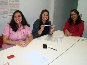 Conselheiras sorteiam o primeiro nome, acompanhadas pela psicóloga Marília
