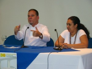 Ao lado da psicóloga Mônica, Marcus Vinícius critica o arcabouço teórico da profissão