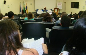 Profissionais acompanham palestra do professor Odair