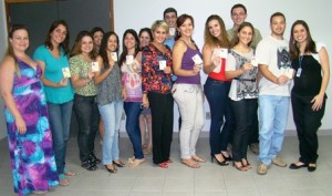 As novas psicólogas e os novos psicólogos mostram a CIP que acabaram de receber