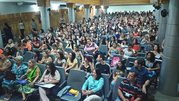 Profissionais e estudantes lotam auditório da UVV, em Vila Velha