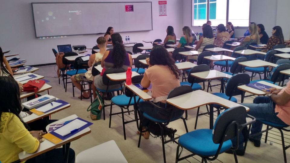 Participantes acompanham palestra da conselheira Karina, do CRP-16 