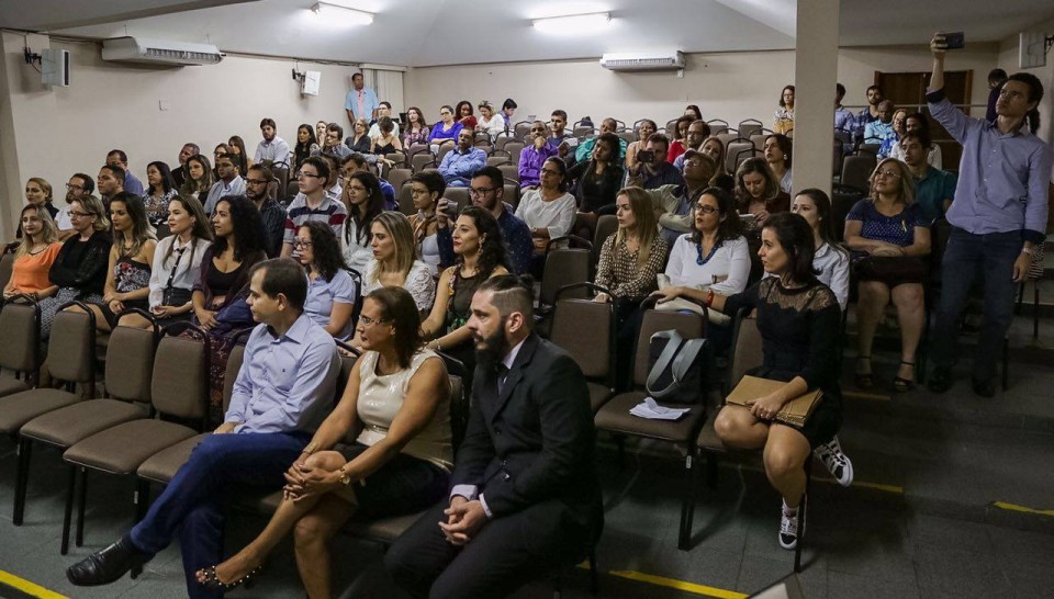 Profissionais acompanham a posse, realizada no auditório da Esesp