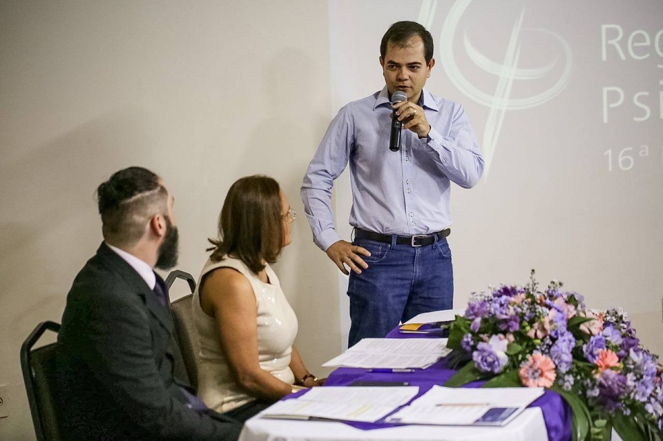 Presidente do Sindpsi-ES participa da mesa que conduz a solenidade
