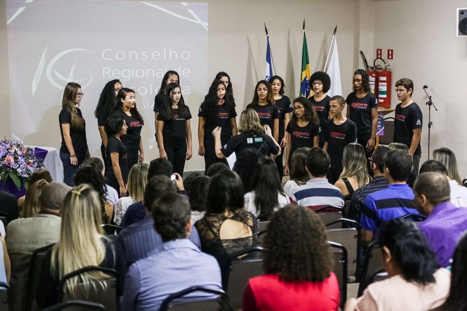 Grupo Algazarra canta músicas em homenagem a MV